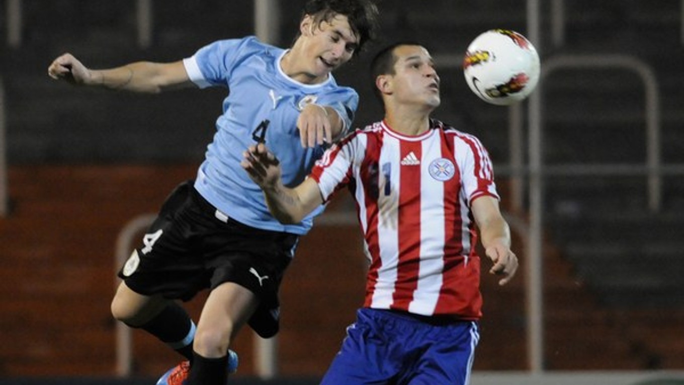 Guillermo Varela (vľavo) v drese uruguajskej reprezentácie do 20 rokov.