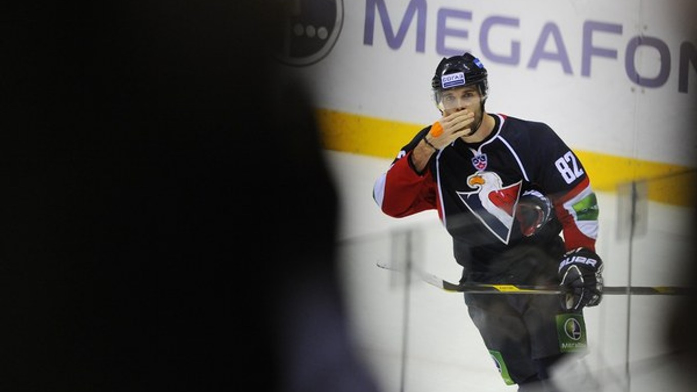 Hráč Slovana Michal Vondrka v Bratislave zostal a opäť začína sezónu v KHL.