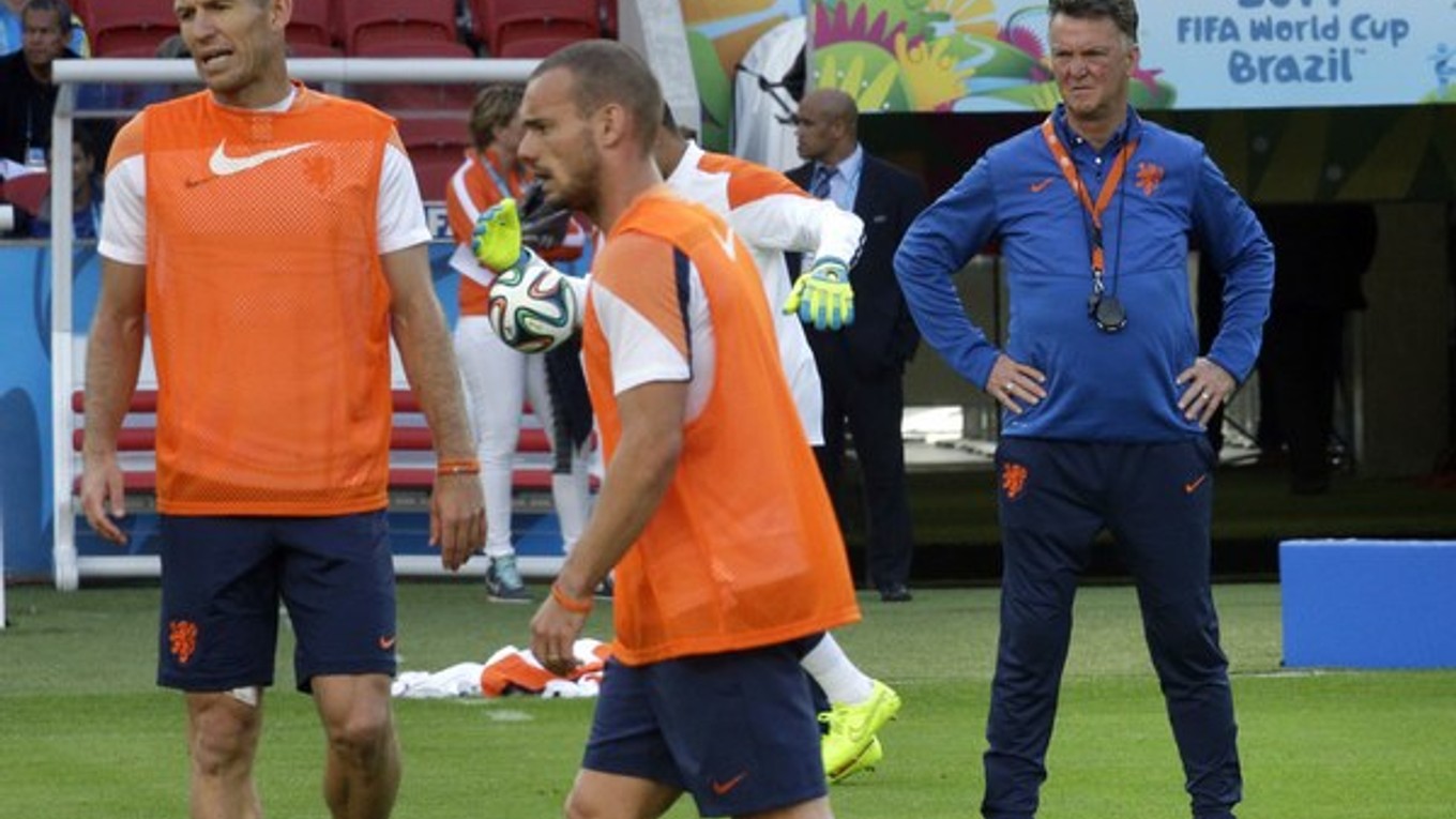 van Gaal (vpravo) so svojimi hviezdami. Robben (vľavo) a Sneijder.