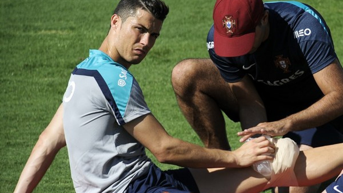 Cristiano Ronaldo ukončil tréning pre problémy s kolenom.