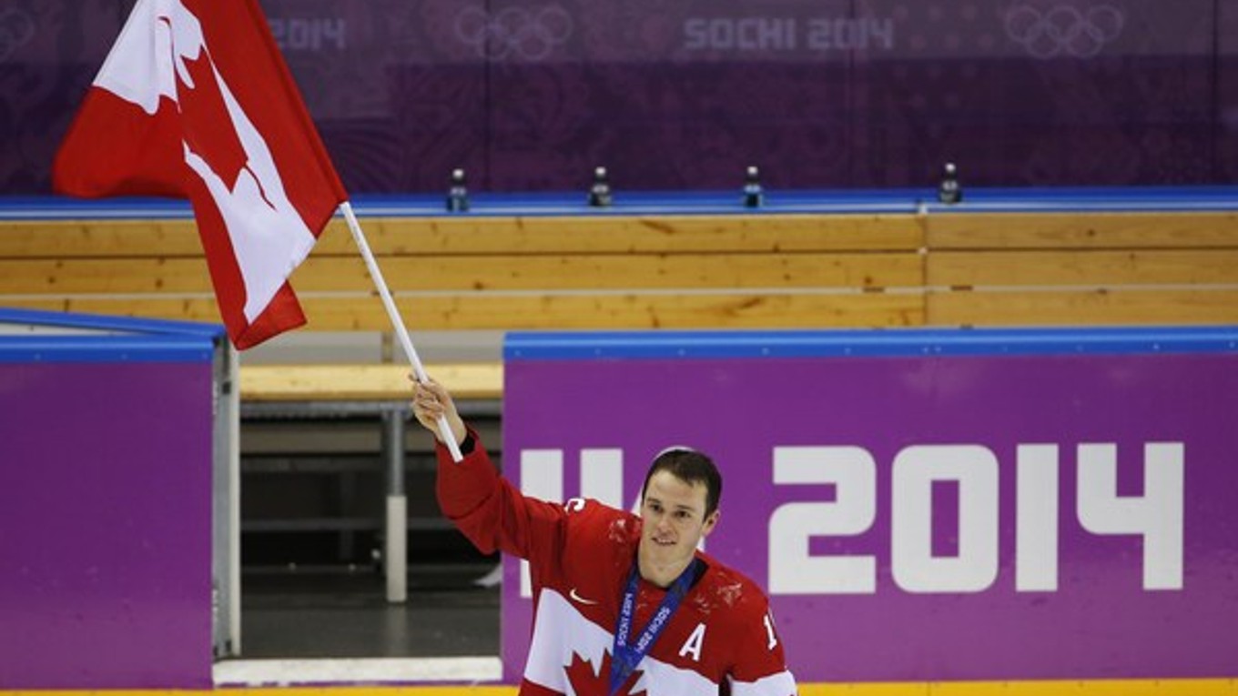 Olympijský turnaj v Soči vyhrali hokejisti Kanady, zlato oslavuje útočník Jonathan Toews.