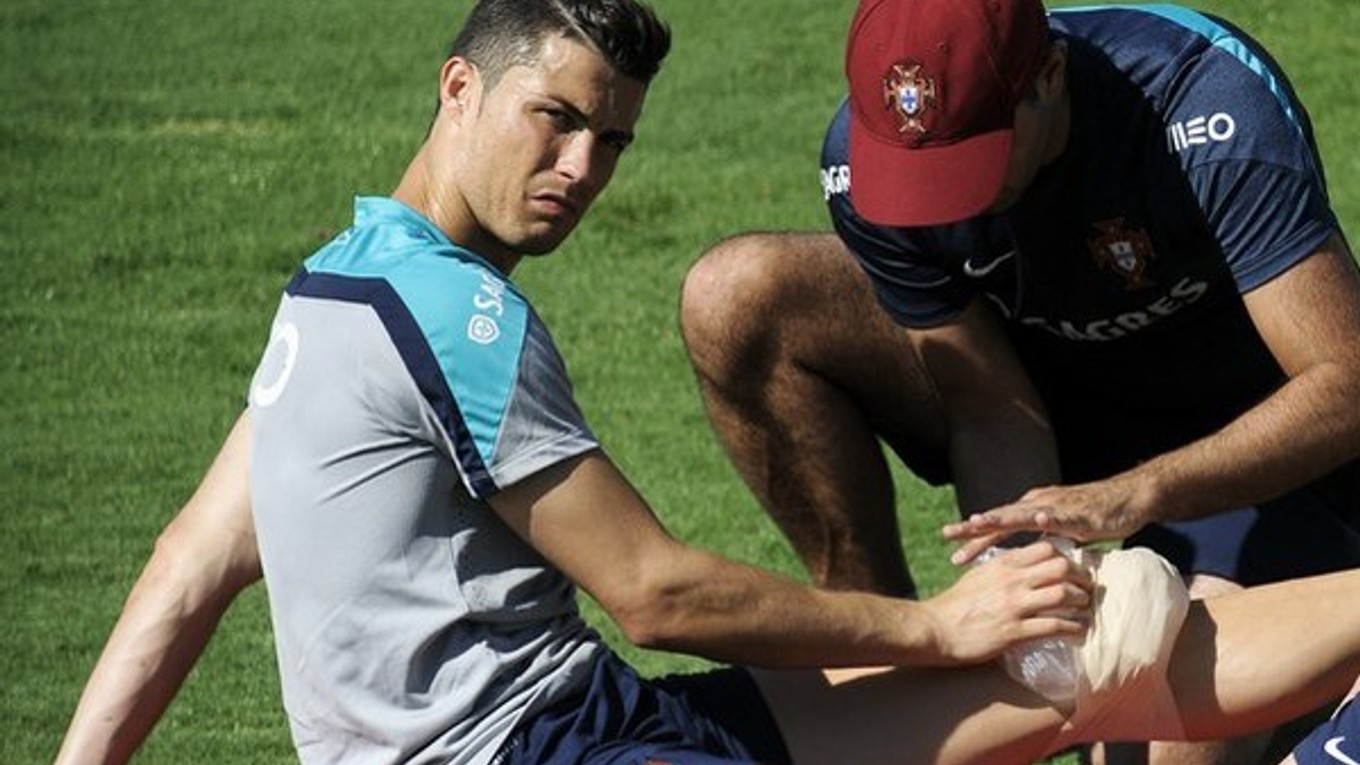 Cristiano Ronaldo ukončil stredajší tréning pre problémy s kolenom.