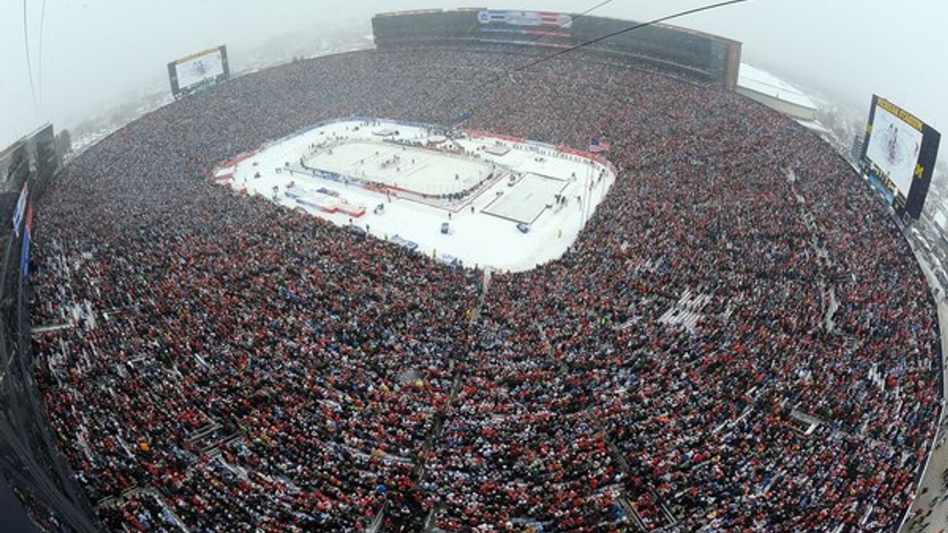 Detroit Red Wings a Toronto Maple Leafs sa 1. januára 2014 stretli na Michigan Stadium v Ann Arbor.