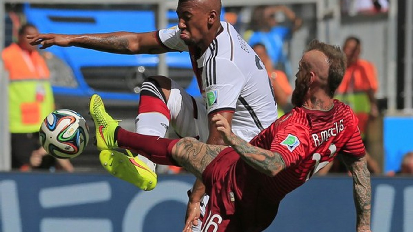 Jerome Boateng (v bielom).