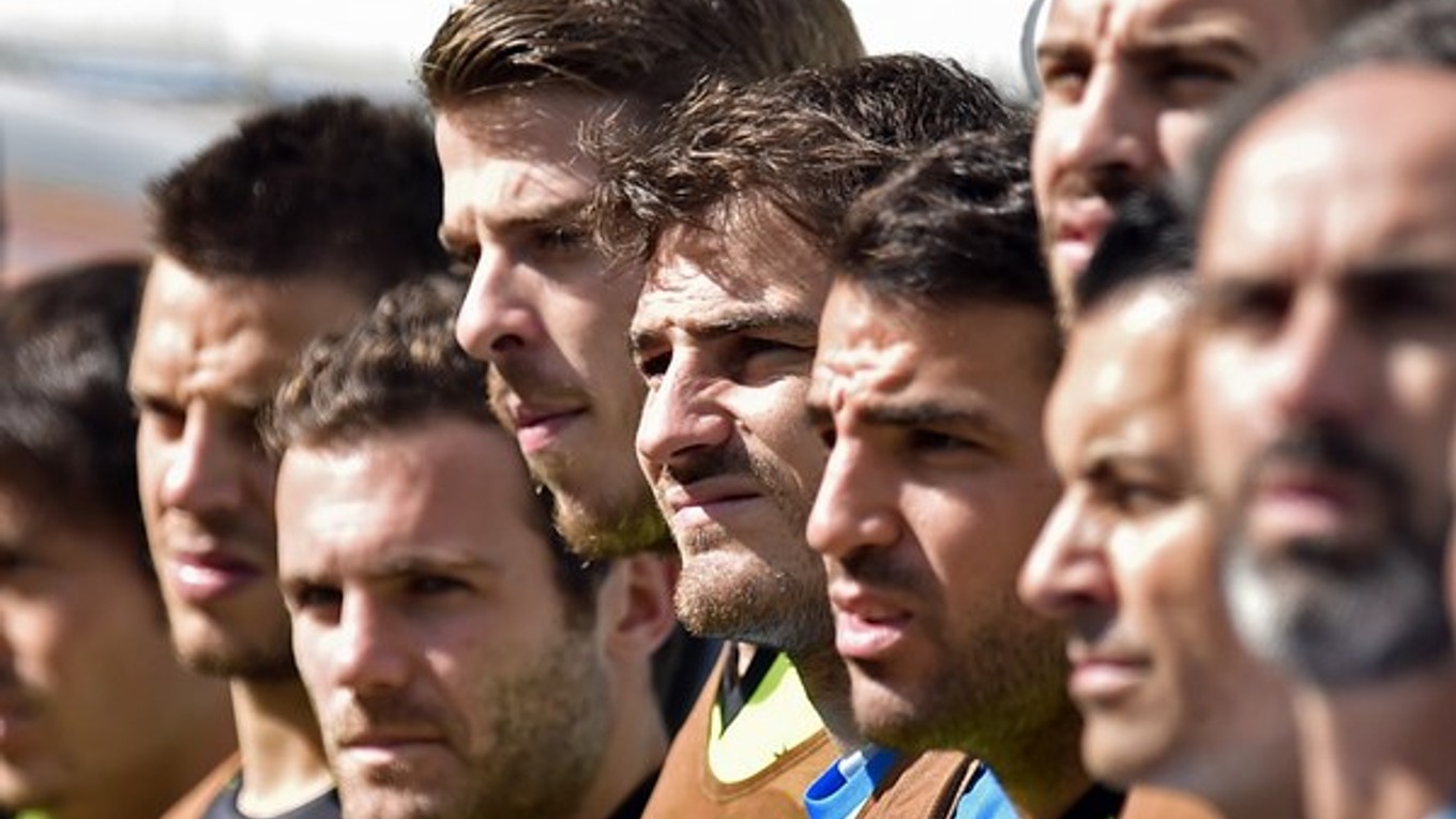 Španielska lavička počas zápasu s Austráliou. Iker Casillas je v strede.