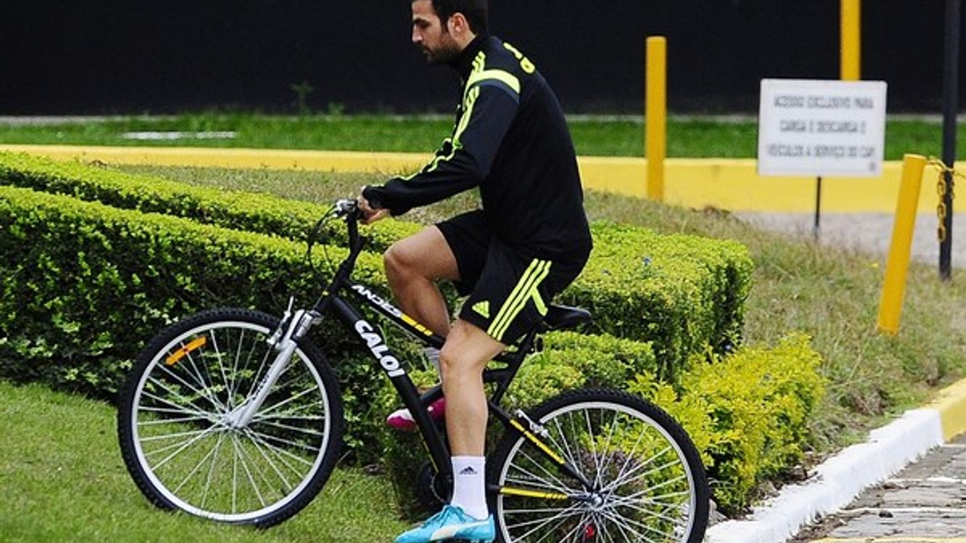Cesc Fábregas sa na tréning prepravuje na bicykli.
