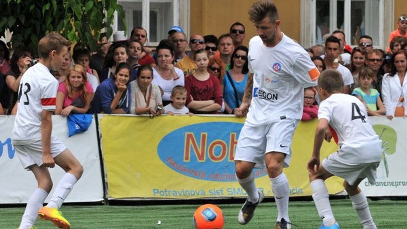Tomáš Tatar si zakopal na podujatí Hviezdy deťom s mladými futbalistami.