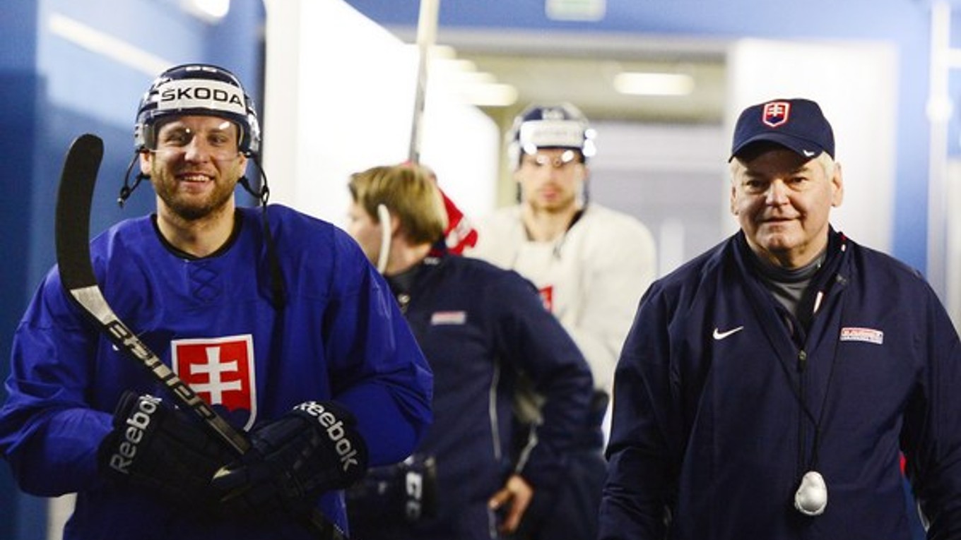 Vladimír Vůjtek a vľavo obranca Karol Sloboda prichádzajú na tréning počas MS v Minsku.