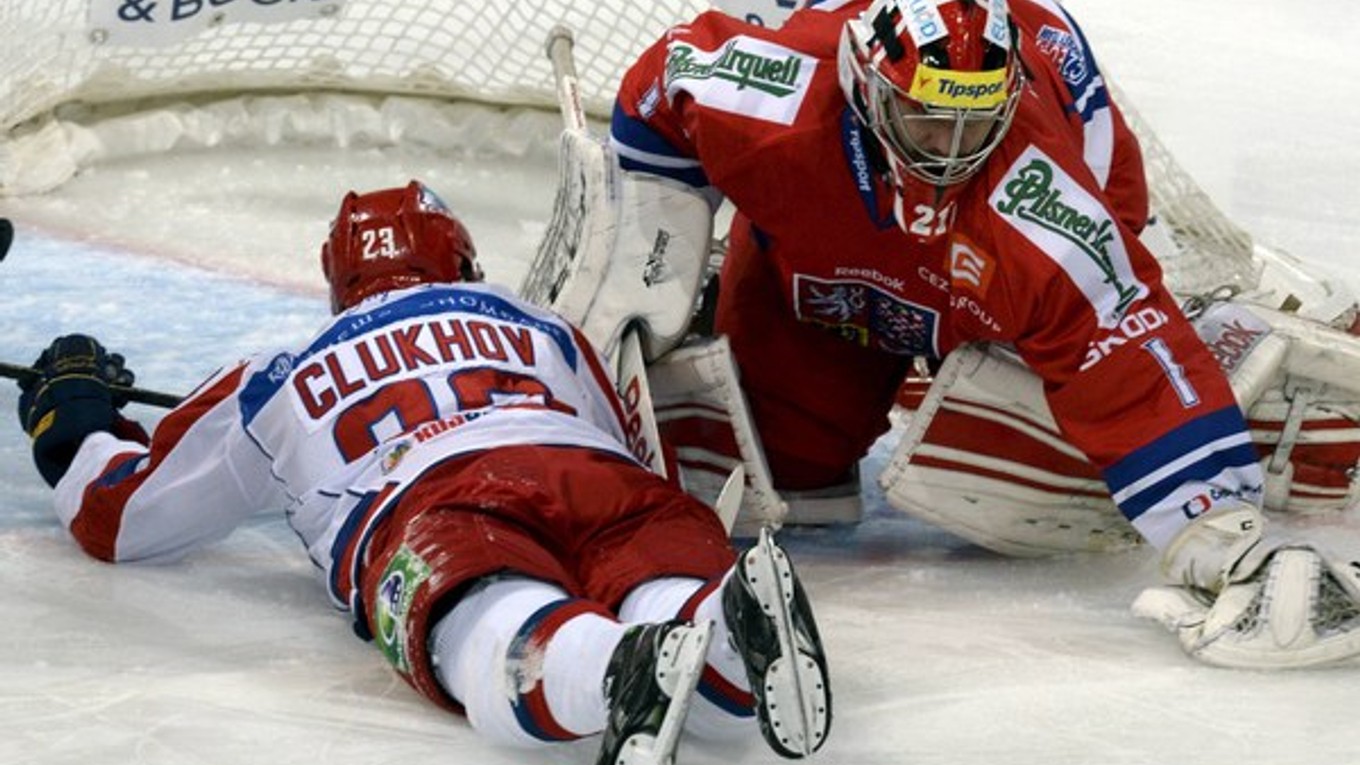 Český brankár Jakub Kovář (vpravo) chytá puk z hokejky Rusa Michaila Gluchova v zápase turnaja Karjala Cup Česko - Rusko v Helsinkách 10. novembra 2013.