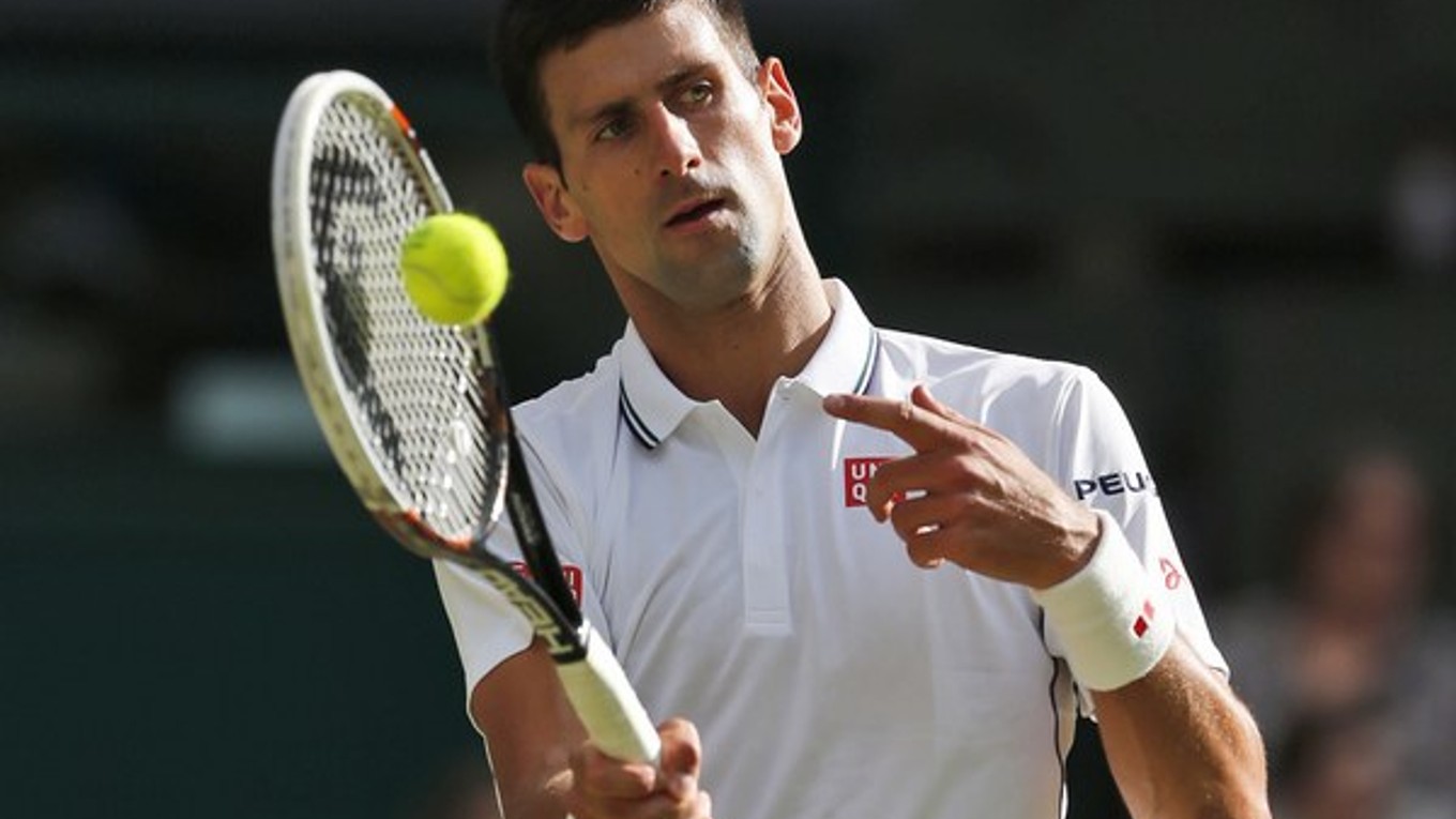 Novak Djokovič na Wimbledone obhajuje finálovú účasť.