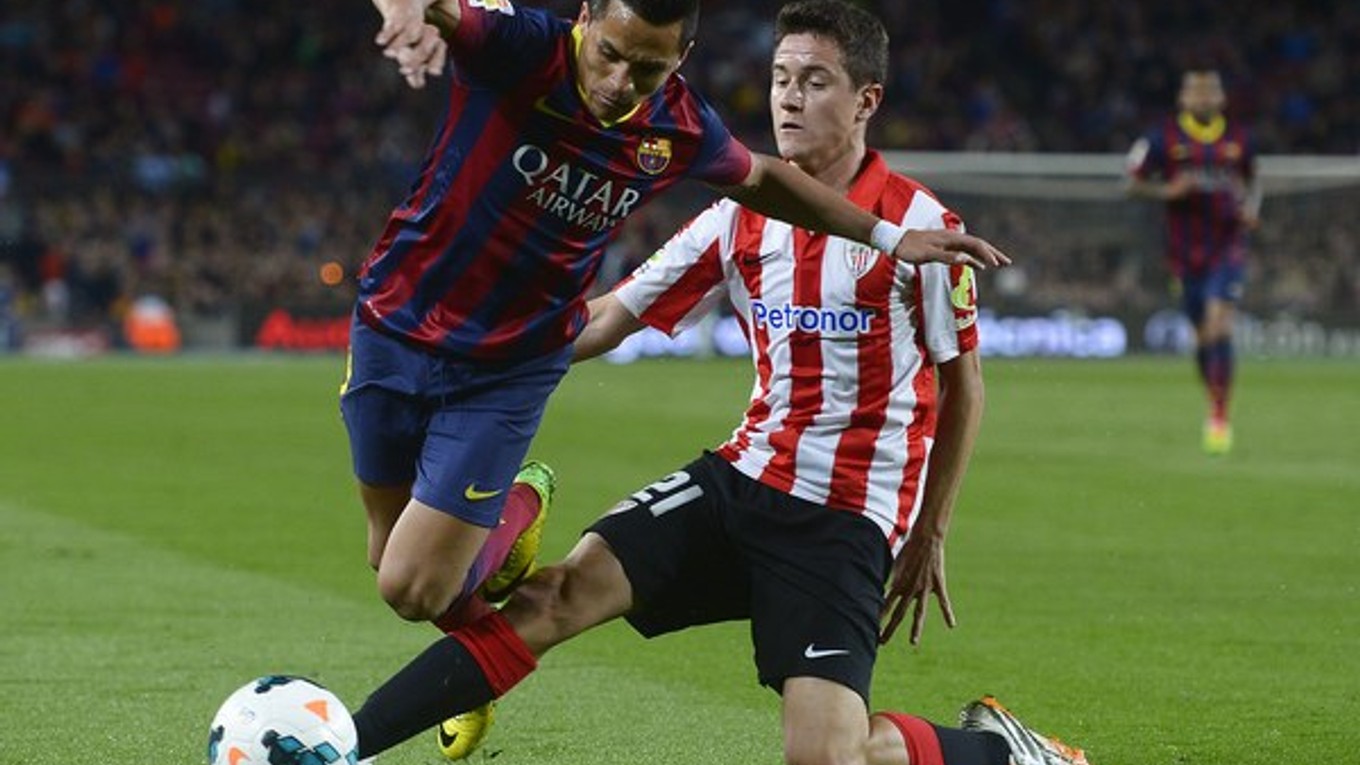 Ander Herrera (vpravo) v súboji s Alexisom Sanchezom.