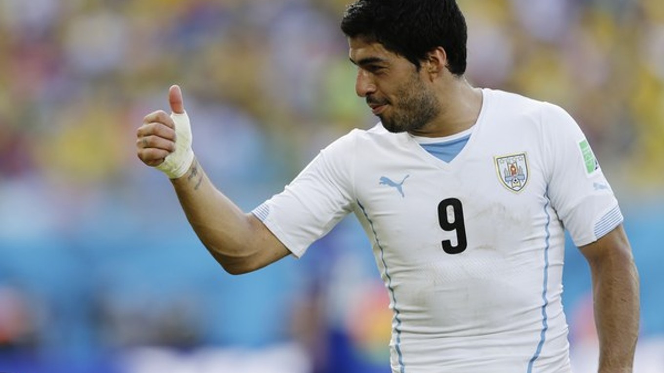 Suaréz sa kúsaním súperov preslávil.