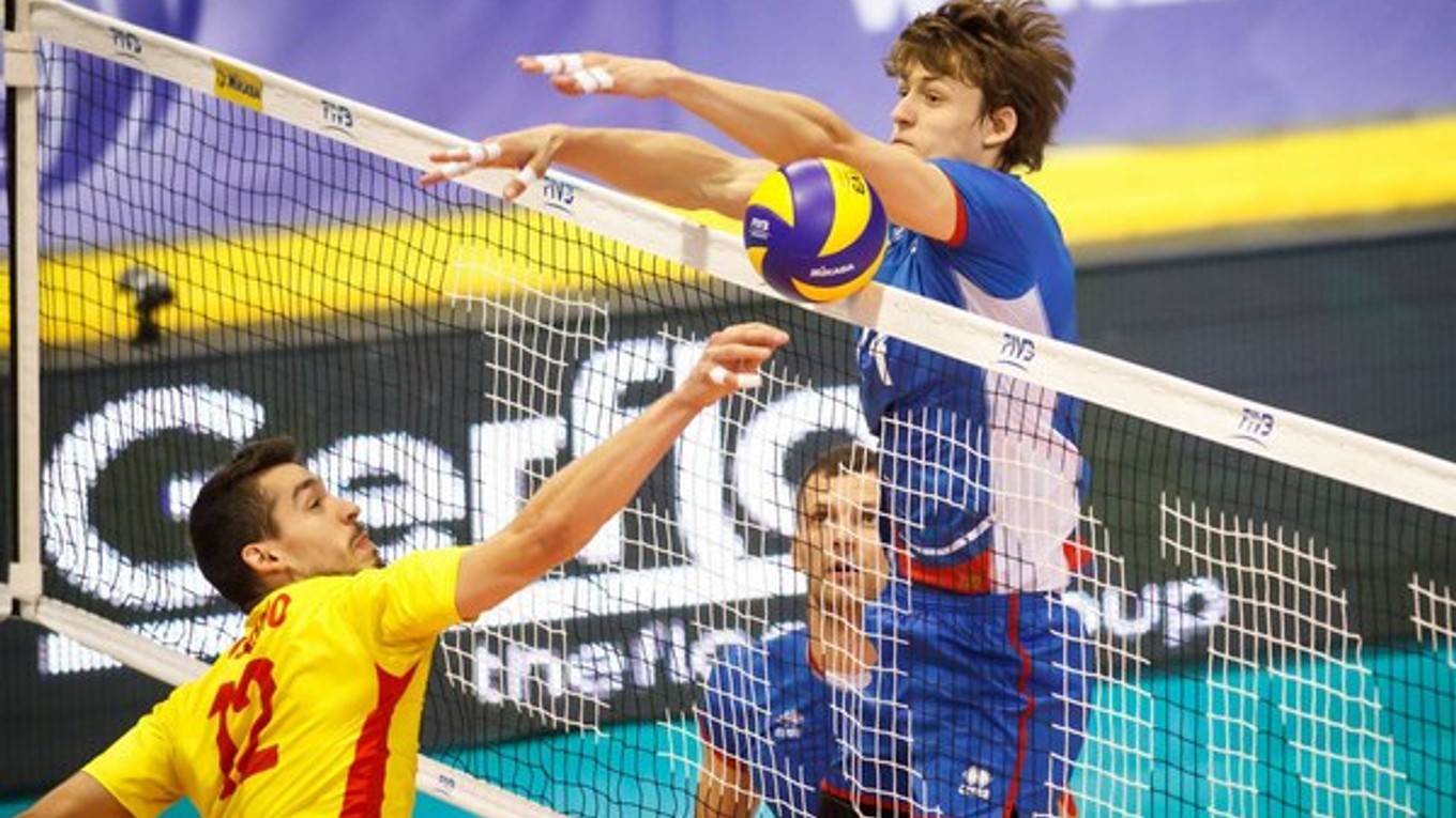 Šimon Krajčovič (hore) bol najlepším blokárom turnaja Svetovej ligy v Košiciach.