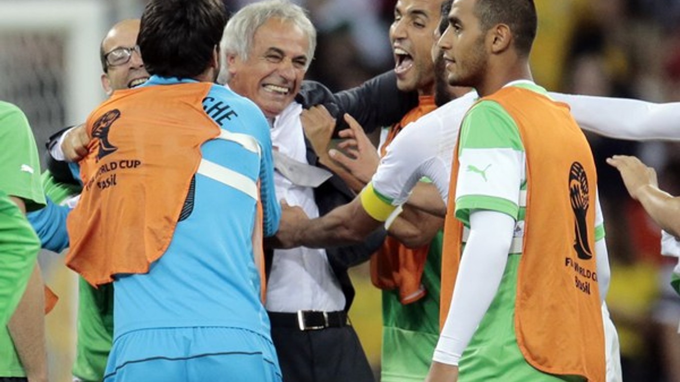 Tréner Halilhodžič oslavuje postup Alžírska.