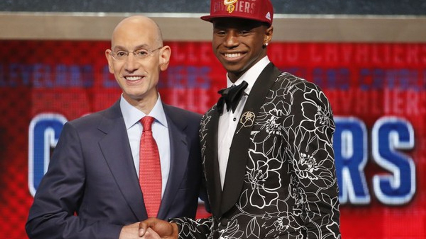 Adam Silver z NBA a rozohrávač Andrew Wiggins.