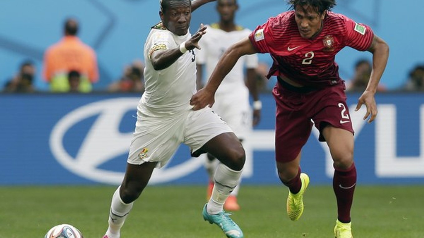 Asamoah Gyan (vľavo) v súboji o loptu s Portugalčanom Brunom Alvesom.