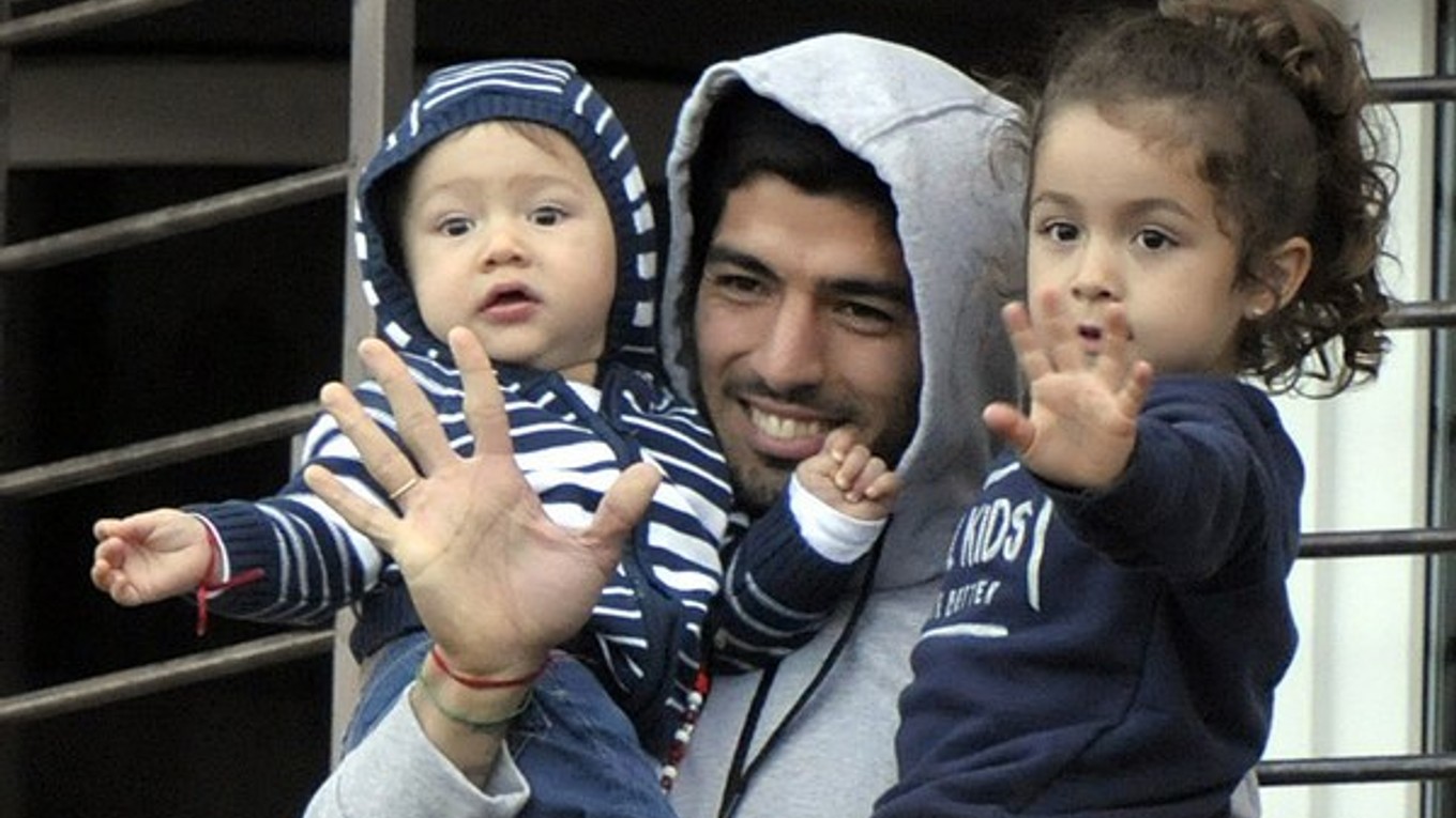 Luis Suárez už je doma v Uruguaji.