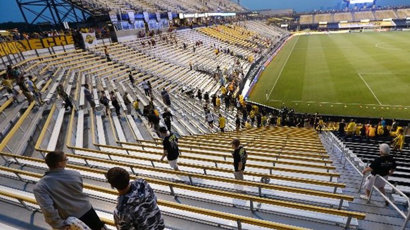 V Columbuse museli vyprázdniť štadión po zásahu blesku.