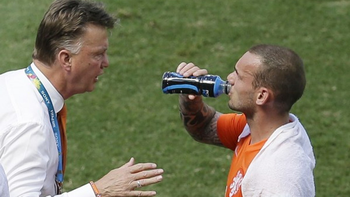 Louis van Gaal dáva pokyny Wesleymu Sneijderovi.