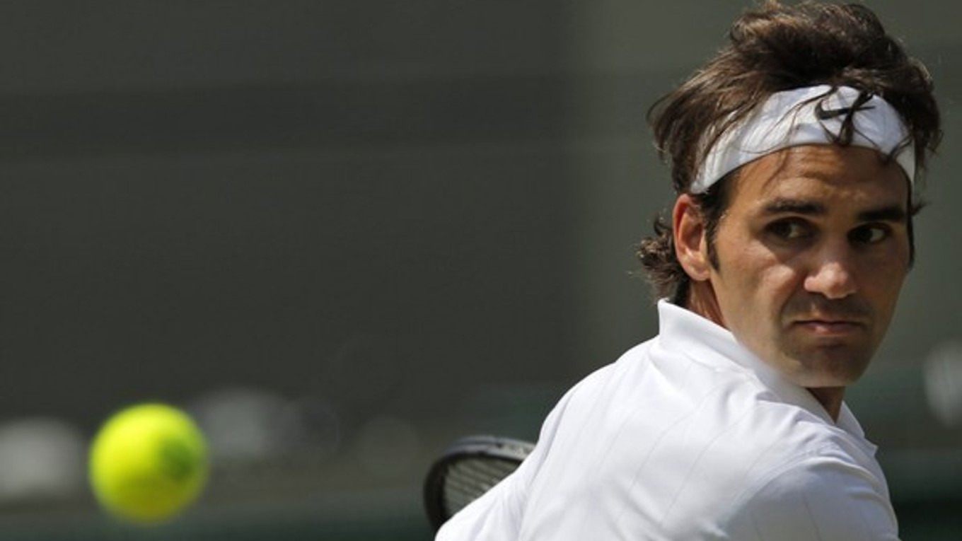 Švajčiarsky tenista Roger Federer odvracia loptičku Španielovi Tommymu Robredovi.