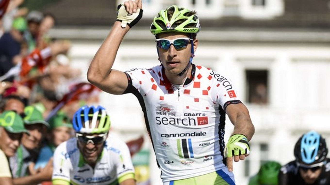 Peter Sagan oslavuje v cieli víťazstvo 3. etapy pretekov Okolo Švajčiarska na trati zo Sarnenu do Heidenu, dlhej 206 km.