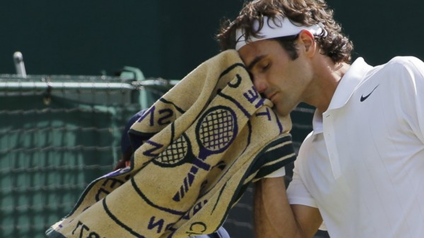 Roger Federer si utiera tvár uterákom  vo štvrťfinále dvojhry proti krajanovi Stanislasovi Wawrinkovi.