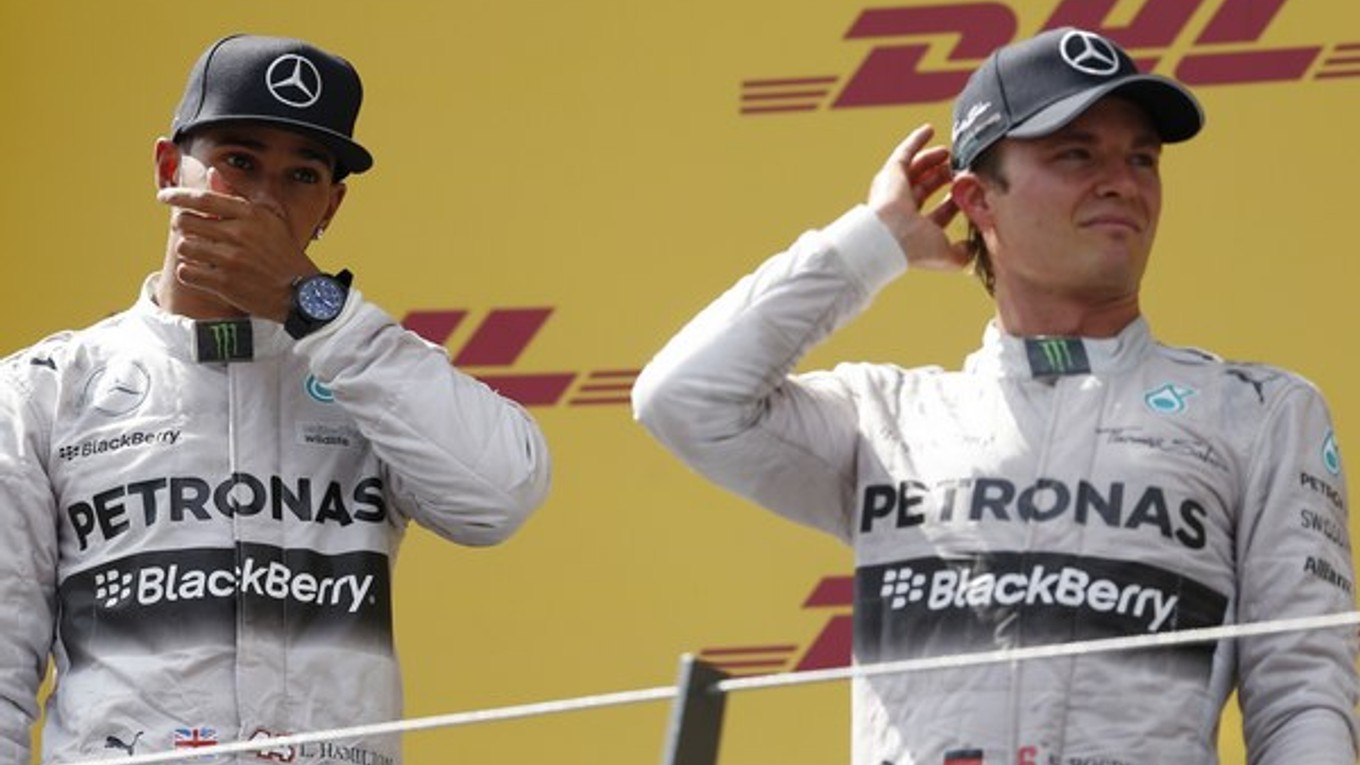 Líder celkového poradia MS Nico Rosberg (vpravo) a jeho tímový kolega z Mercedesu Lewis Hamilton dominujú v tejto sezóne formuly 1.