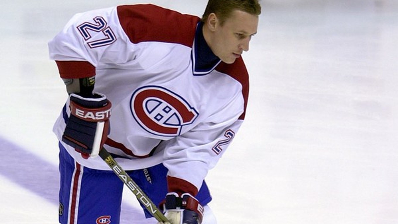 V drese Montrealu Canadiens Alexej Kovaľov v roku 2004.