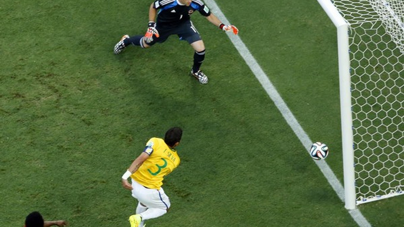 Brazílsky hráč Thiago Silva strieľa prvý gól.