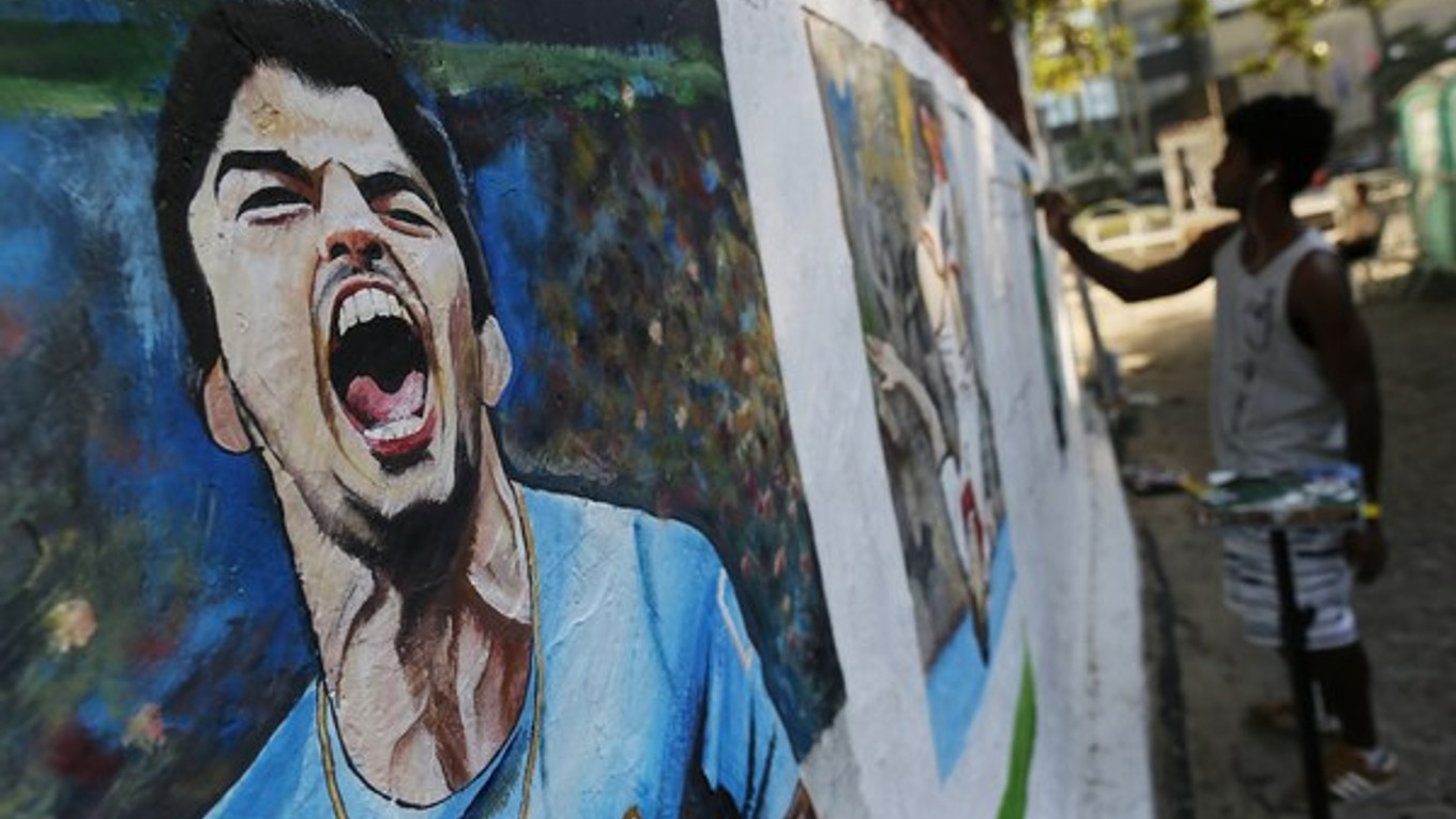 Obraz útočníka Uruguaja Luisa Suareza namaľovaný na pláži.