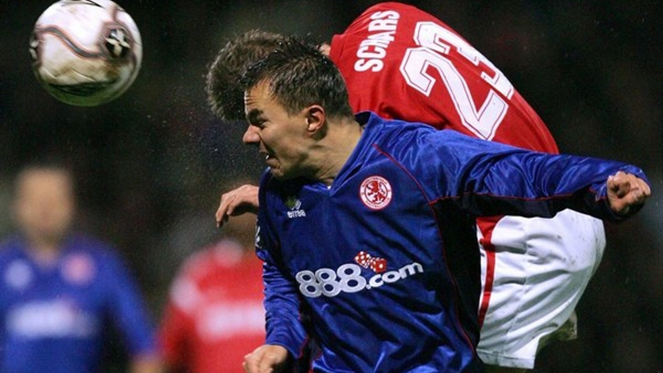 Szilárd Németh v drese Middlesbrough bojuje o loptu so Stijnom Schaarsom z AZ Alkmaar počas zápasu pohára UEFA 24. novembra 2005.