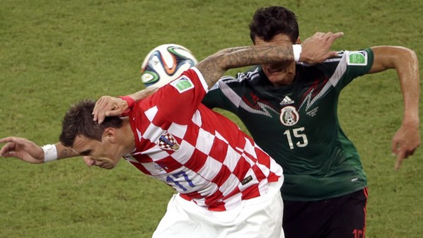 Mandžukič (vľavo).