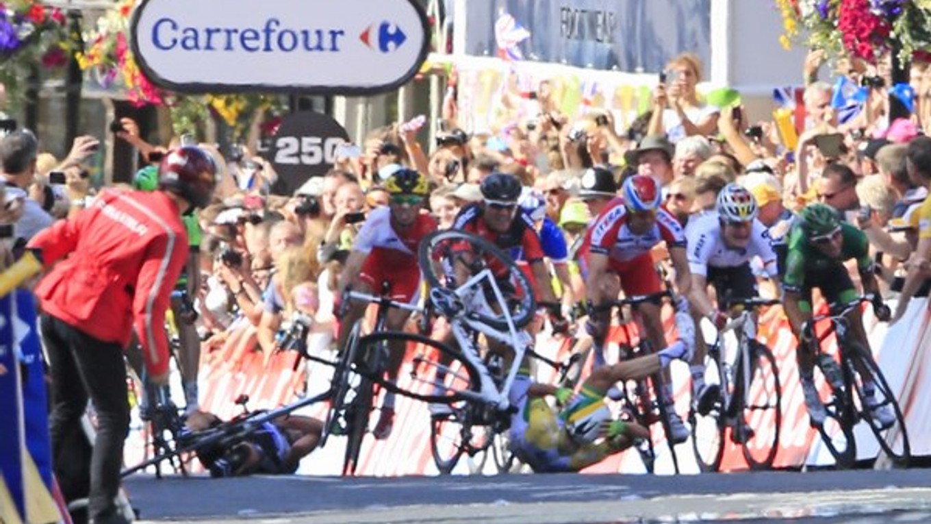 Pád pár desiatok metrov pred cieľom zastavil Marka Cavendisha.