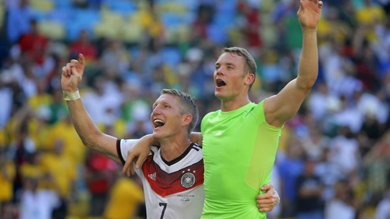 Bastian Schweinsteiger (vľavo) a Manuel Neuer.