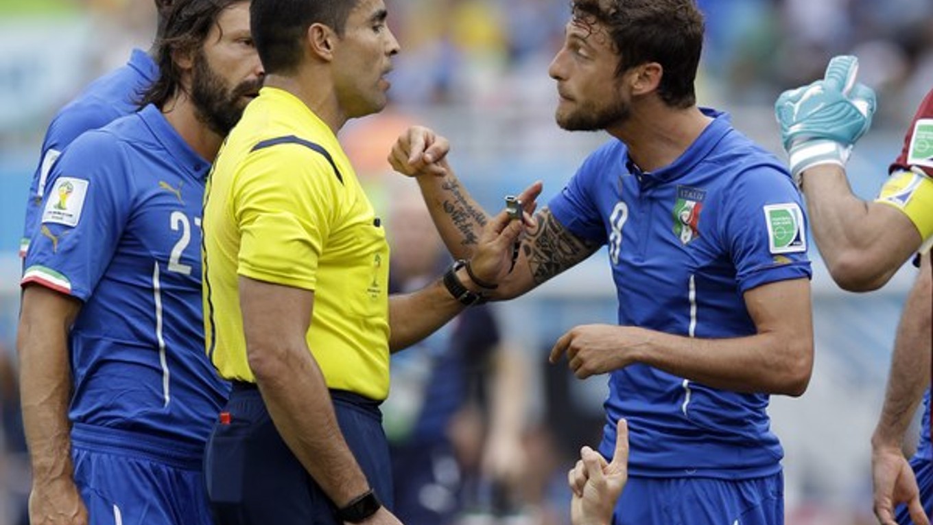 Claudio Marchisio (vpravo) a rozhodca Marco Rodriguez, ktorý ho veľmi prísne vylúčil.