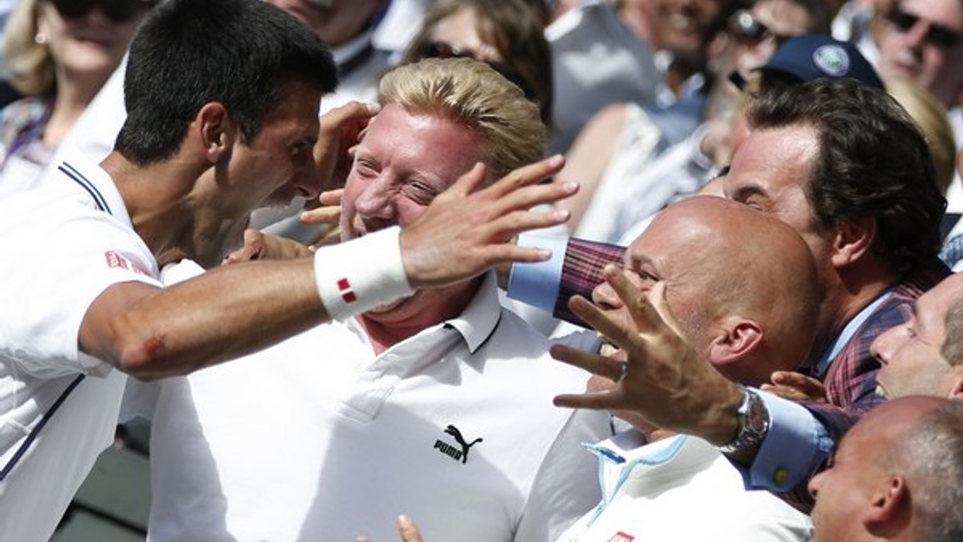 Novak Djokovič oslavuje svoj druhý wimbledonský titul s trénerom Borisom Beckerom a ďalšími členmi realizačného tímu.