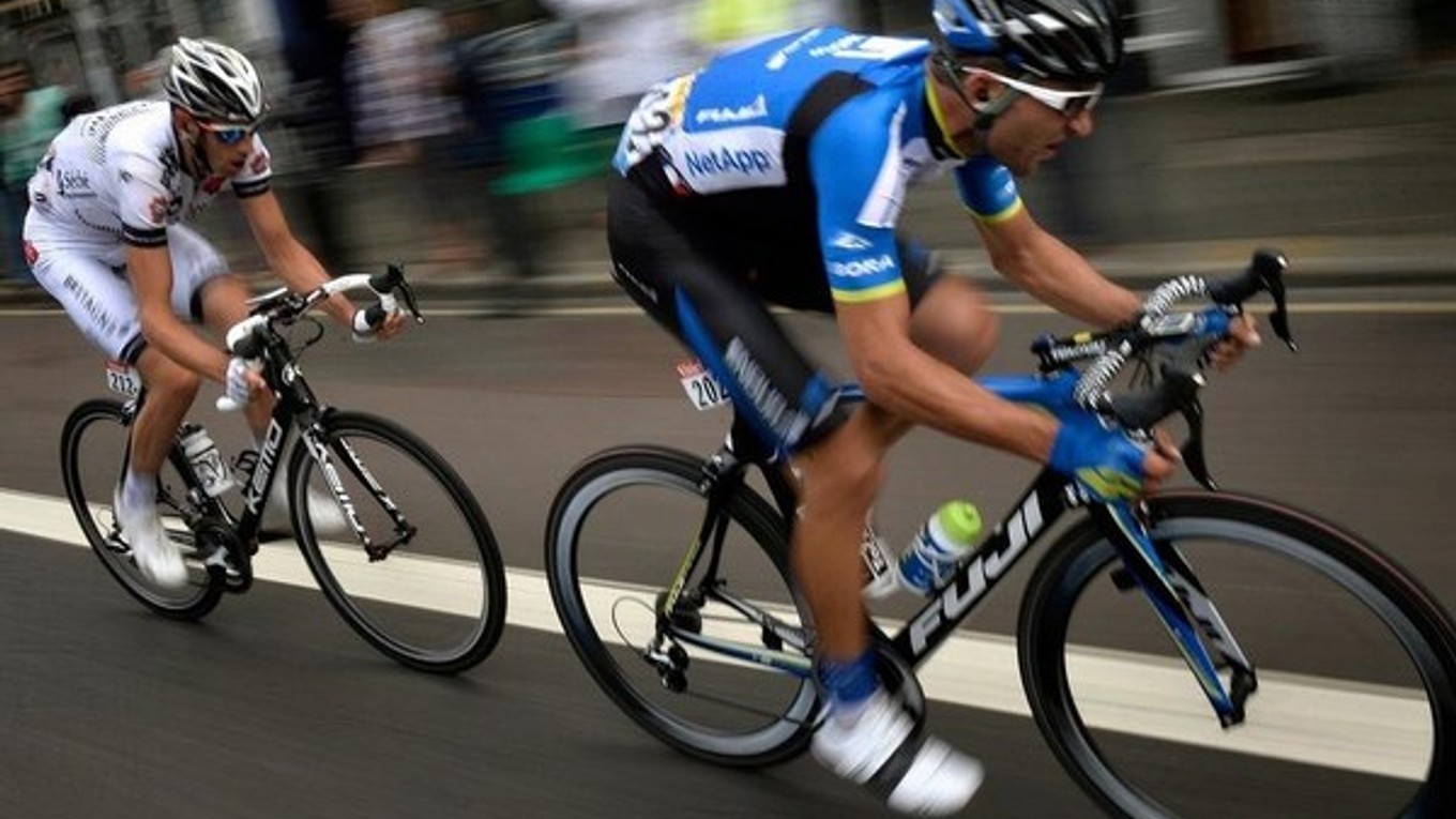 Český cyklista Jan Bárta (v modrom) s Francúzom Jeanom-Markom Bideauom viedli celú tretiu etapu, pelotón ich dostihol až v závere.