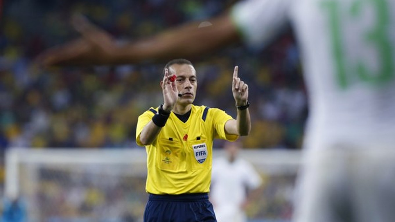 Rozhodca Cakir.