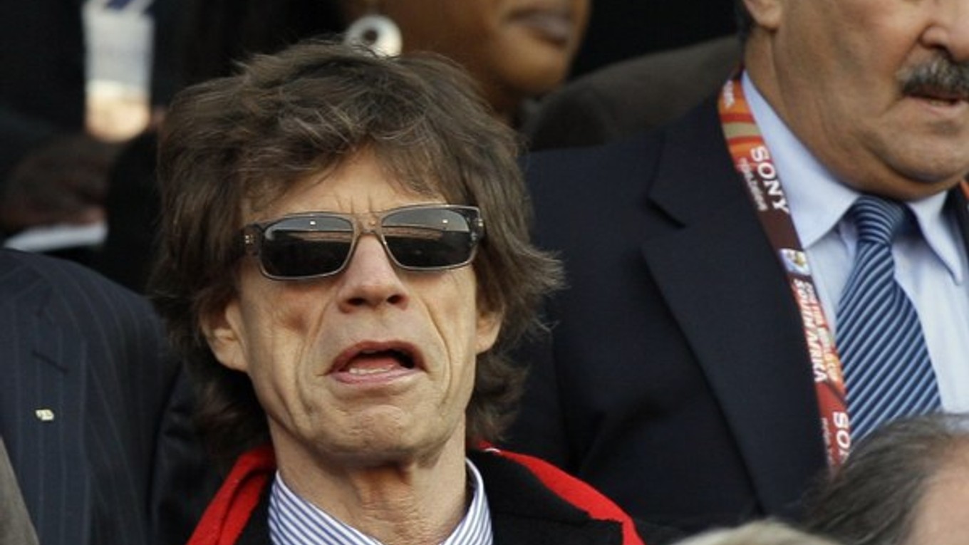 Mick Jagger na futbale.
