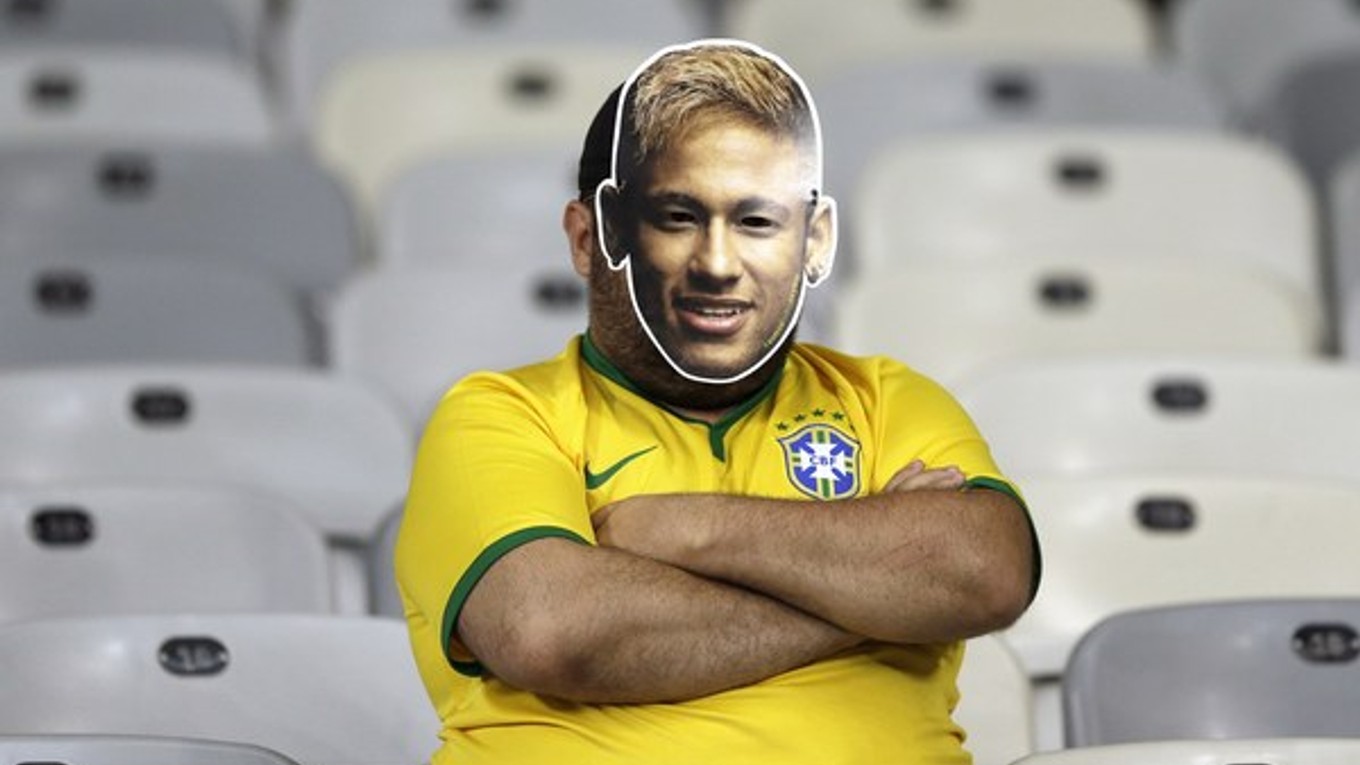 Domáci faníšik má na tvári masku Neymara po semifinálovom zápase.