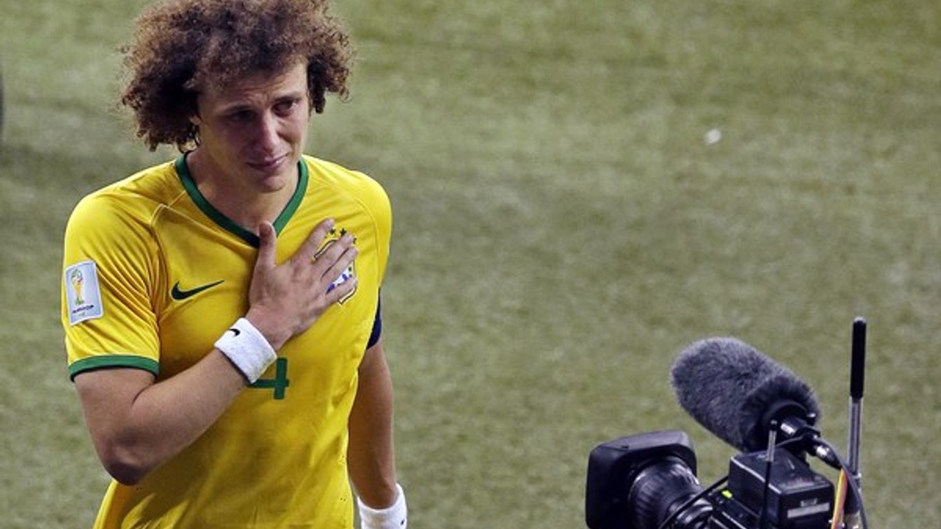 Domáci David Luiz odchádza z ihriska po semifinálovom zápase.