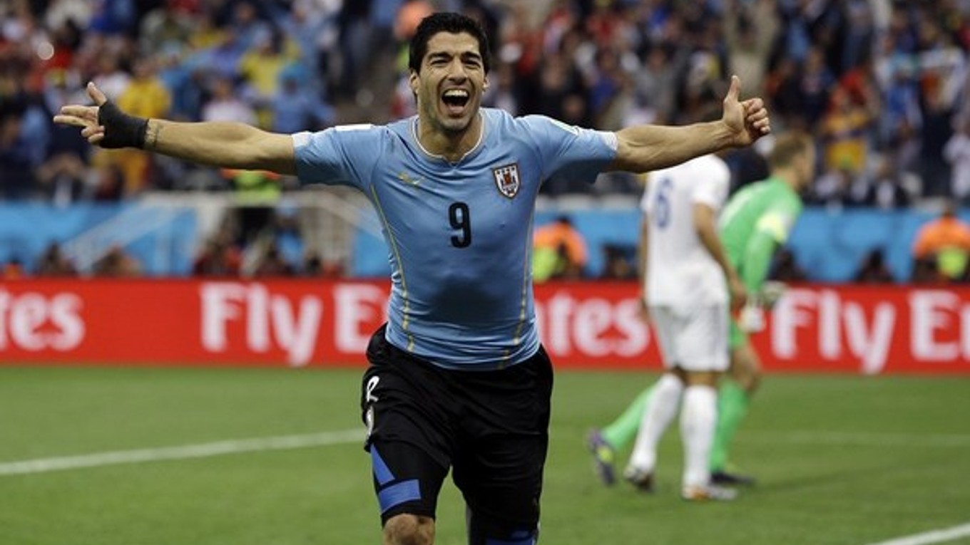 Luis Suárez sa takto tešil na MS z gólu do anglickej bránky.