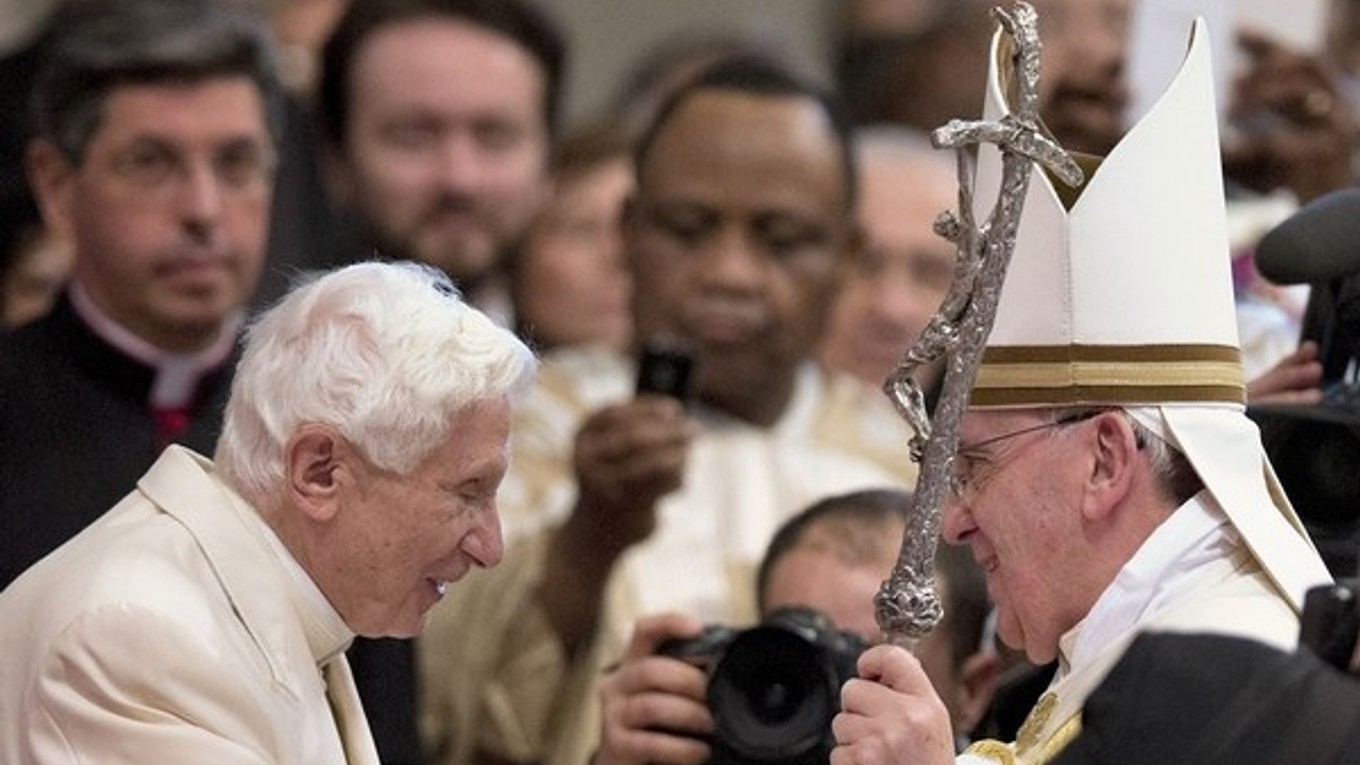 Emiritný pápež Benedikt XVI. (vľavo) a pápež František.