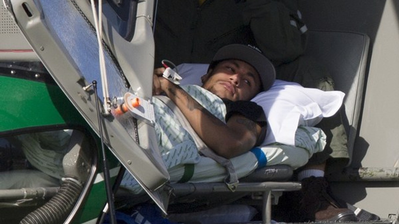 Brazílsky futbalista Neymar leží v helikoptére 5. júla 2014 v Teresopolise.