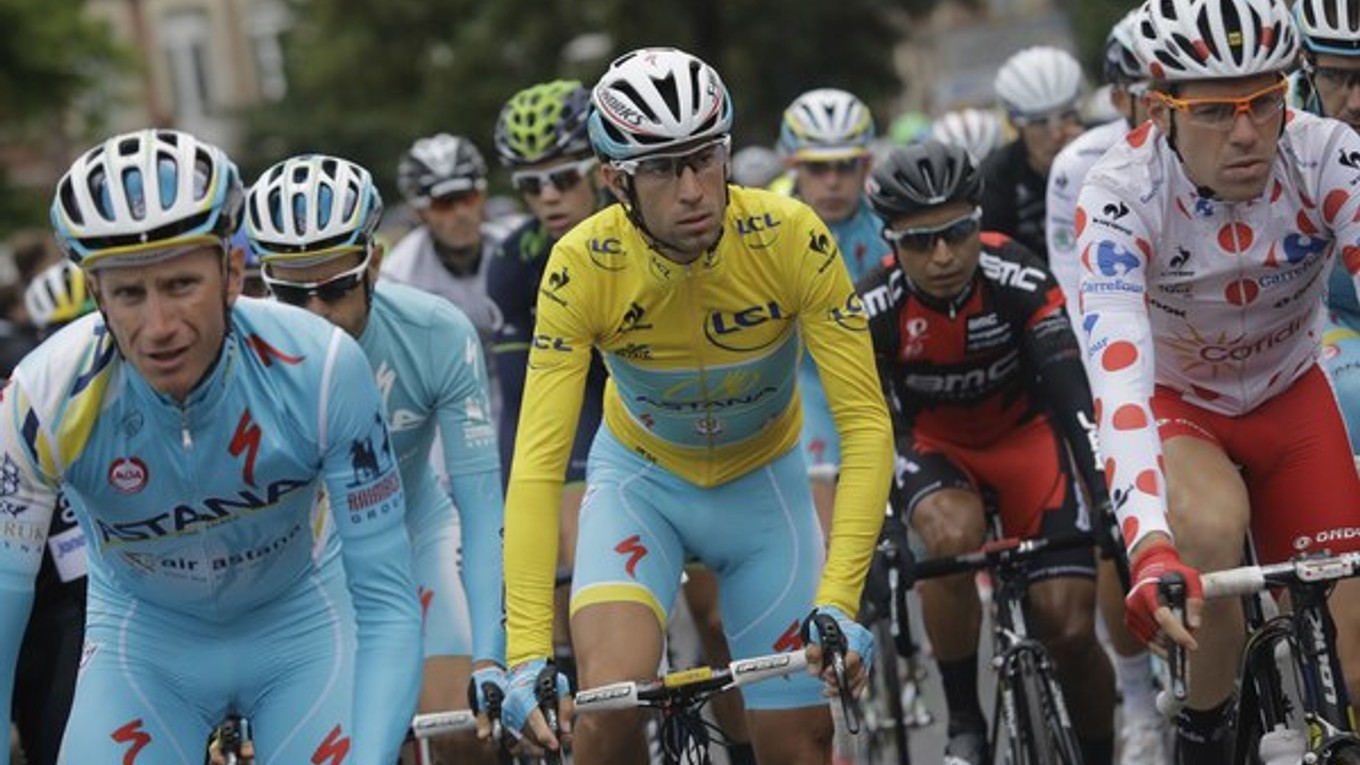 Uprostred v žltom drese Vincenzo Nibali z tímu Astana, vpravo Francúz Cyril Lemoine z tímu Cofidis v bodkovanom drese najlepšieho vrchára pred štartom šiestej etapy.