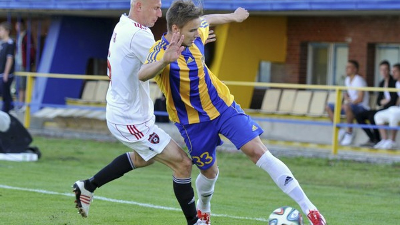 Na snímke vpravo hráč DAC Dunajská Streda Matej Jakúbek a hráč FC Spartak Trnava Marek Janečka v minulom ročníku. Oba kluby si od novej sezóny sľubujú veľa.