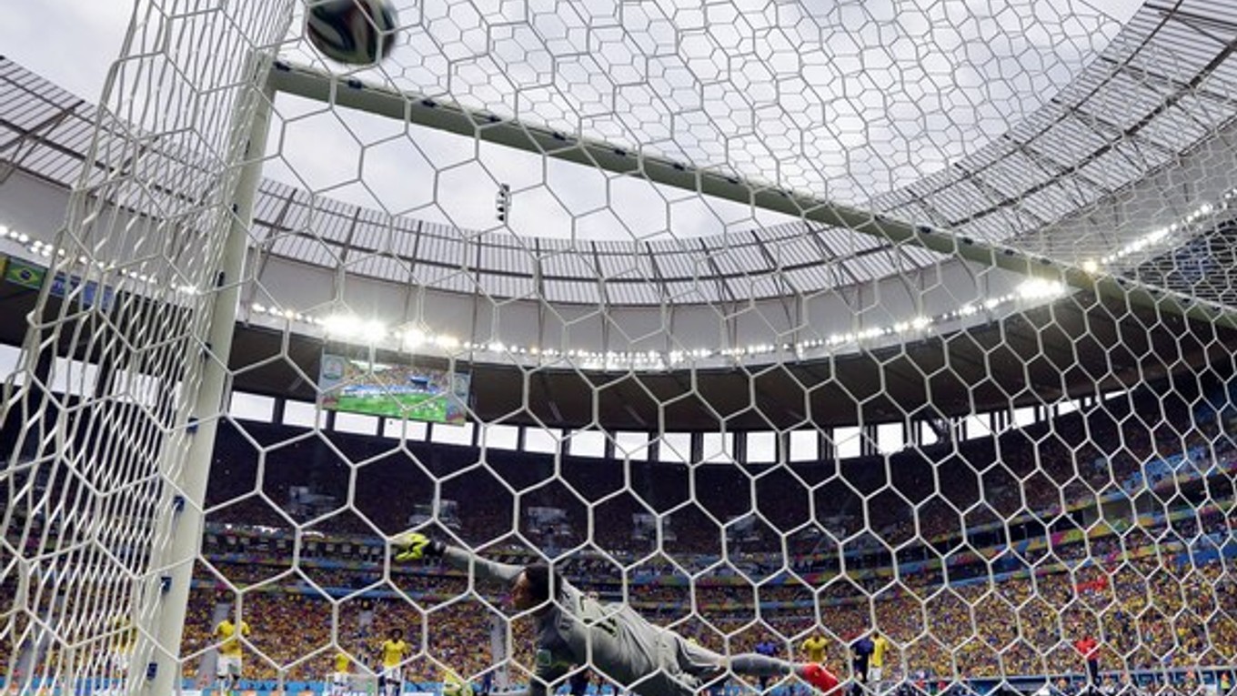Brazílsky brankár Julio Cesar inkasuje prvý gól z pokutového kopu od Robina van Persieho.