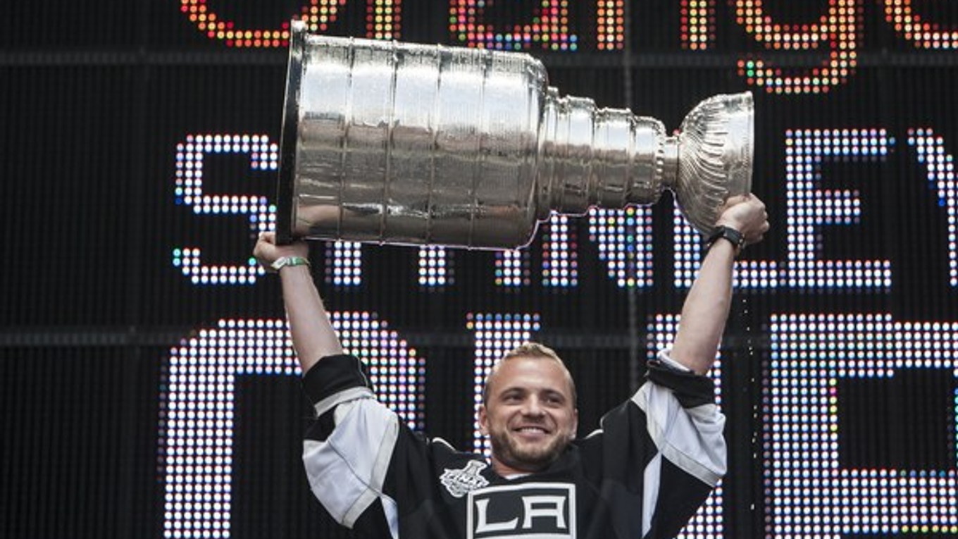Marián Gáborík s trofejou z NHL na festivale Pohoda.