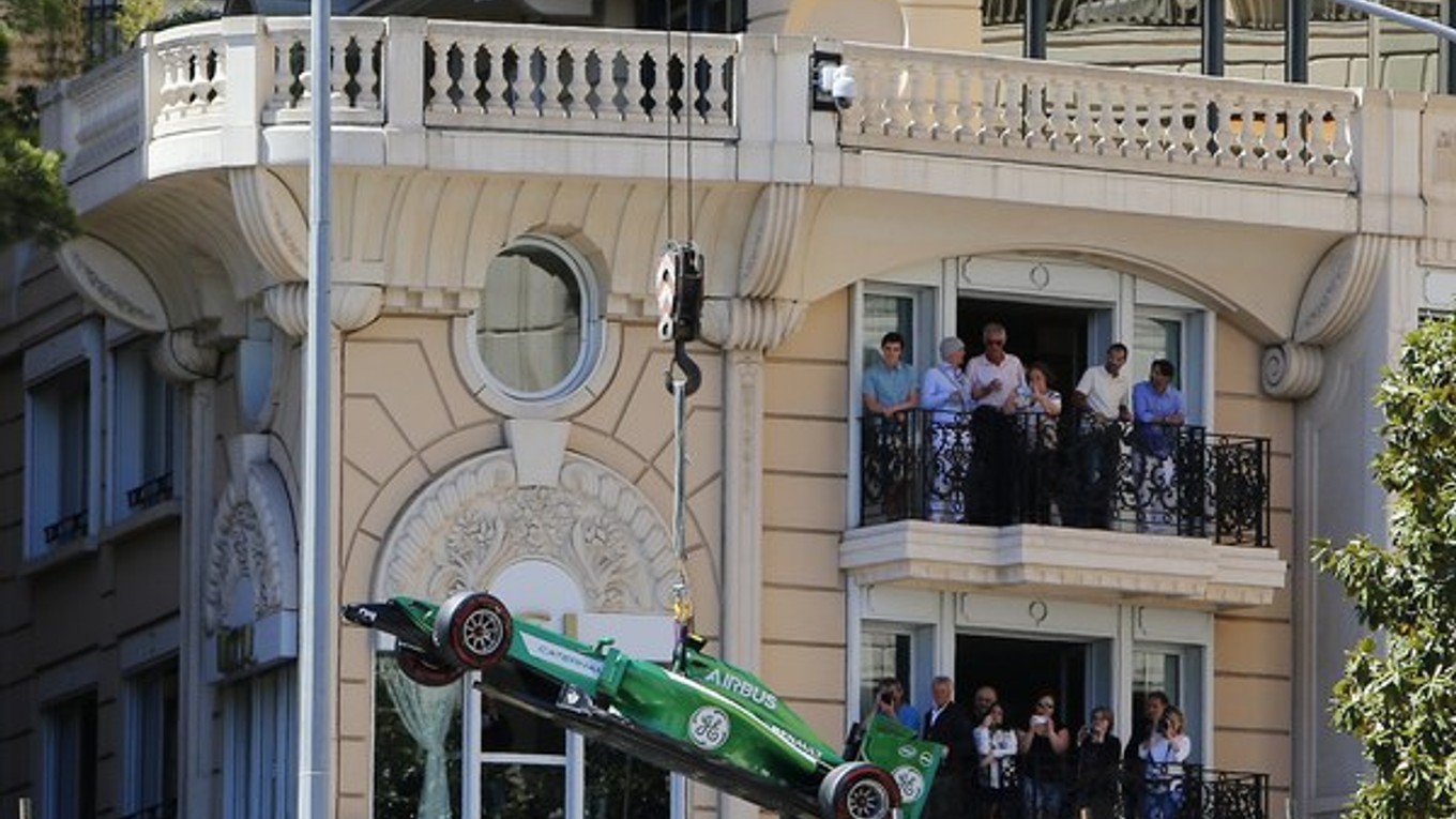 Monopost Caterhamu zdvíha žeriav na Veľkej cene Monaka.