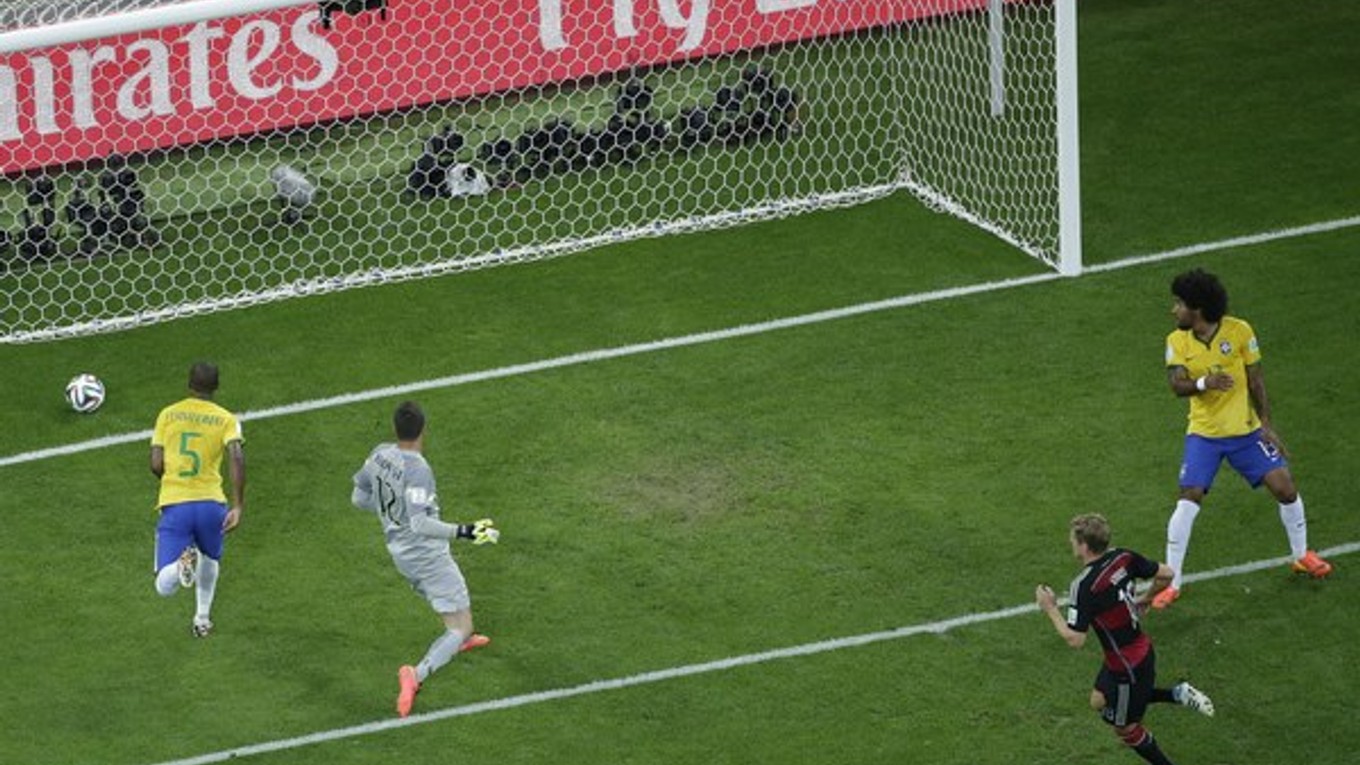 Nemecký stredopoliar Toni Kroos  (druhý sprava) strieľa tretí gól Nemecka v semifinále.